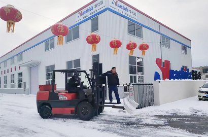 Очистка снега от растений