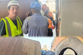 Увидев, что инженеры Huashida прибыли для пуско-наладки оборудования внутренней дробемётной очистки и антикоррозионной обработки, заказчик из ОАЭ поднял большой палец, выразив высокую оценку компании Huashida.